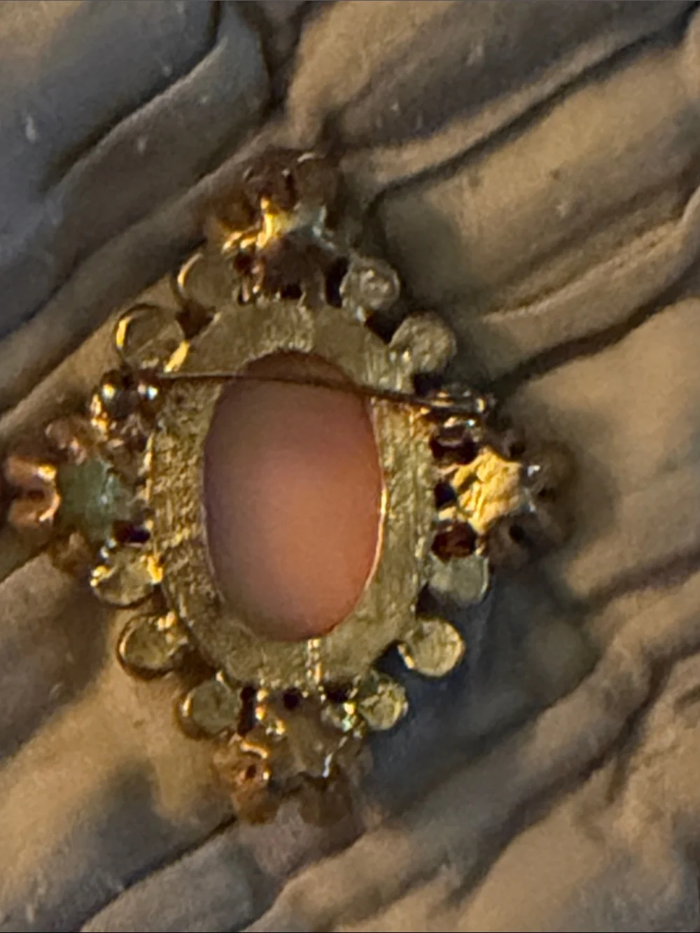 Canes brooch crystal with aurora borealis surrounding the oval female profile
